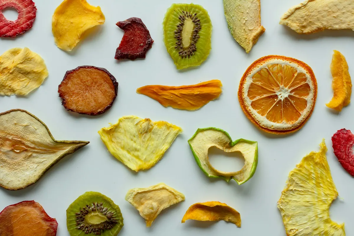 Gedroogde plakjes kiwi, sinaasappel, appel en mango